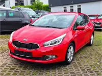 Gebraucht Kia Ceed DREAM-TEAM Edition 99 PS (72 kW) 2015 (frd) trackrot Kleinwagen