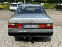 Używany Mercedes E230 132 KM (97 kW) 1986 Szary Sedan/Limuzyna