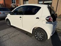 Gebraucht Toyota Aygo 68 PS (50 kW) 2011 Weiß Kleinwagen