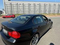 Gebraucht BMW 318 143 PS (105 kW) 2010 Schwarz Limousine