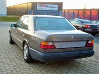 Gebraucht Mercedes E260 166 PS (122 kW) 1986 Grau Limousine