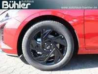 Neu Hyundai i20 Blackline 90 PS (66 kW) 2026 Rot Kleinwagen