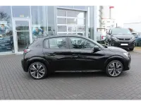 Gebraucht Peugeot e-208 Active 100 kW (136 PS) 2021 Perla nera schwarz Kleinwagen