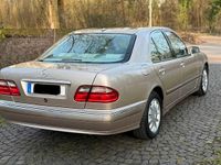 Gebraucht Mercedes E320 224 PS (164 kW) 2001 Gold Limousine