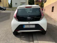 Gebraucht Toyota Aygo 69 PS (50 kW) 2016 Weiß Kleinwagen
