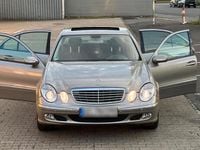 Gebraucht Mercedes E220 177 PS (130 kW) 2003 Gold Kleinwagen