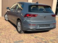 Gebraucht VW Golf VIII Life 131 PS (96 kW) 2024 Grau Limousine