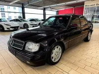 Używany Mercedes E500 326 KM (239 kW) 1991 Purpurowy Sedan/Limuzyna
