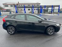 Gebraucht Volvo V40 Momentum 122 PS (89 kW) 2017 Schwarz Limousine