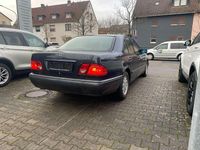 Gebraucht Mercedes E240 Elegance 170 PS (125 kW) 1998 Schwarz Limousine