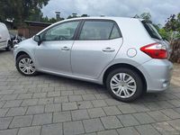 Gebraucht Toyota Auris Edition 99 PS (72 kW) 2011 Silber Kleinwagen