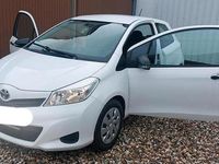 Gebraucht Toyota Yaris 69 PS (50 kW) 2013 Weiß Kleinwagen
