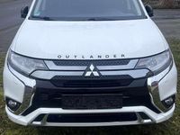 Gebraucht Mitsubishi Outlander P-HEV Basis 135 PS (99 kW) 2020 Weiß SUV