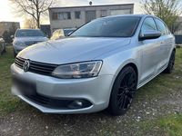 Second-hand VW Jetta 105 CP (77 kW) 2011 Argintiu Berlinǎ