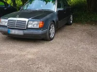 Gebraucht Mercedes E230 133 PS (97 kW) 1990 Schwarz Limousine