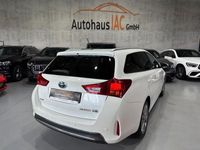 Gebraucht Toyota Auris Hybrid 99 PS (72 kW) 2016 White pearl cs Kombi