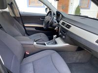 Gebraucht BMW 320 184 PS (135 kW) 2011 Blau Limousine