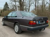 Używany Mercedes E220 150 KM (110 kW) 1993 Purpurowy Sedan/Limuzyna