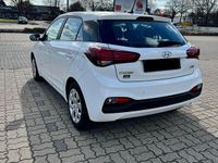 Gebraucht Hyundai i20 Select 84 PS (61 kW) 2019 Weiß Kleinwagen