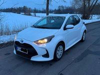 Gebraucht Toyota Yaris Hybrid 116 PS (85 kW) 2022 Weiß Limousine