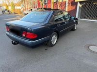 Gebraucht Mercedes E240 170 PS (125 kW) 1998 Blau Limousine