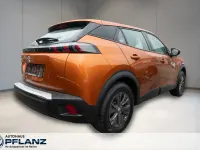 Gebraucht Peugeot e-2008 Active 100 kW (136 PS) 2022 Orange SUV