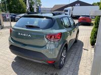 Neu Dacia Sandero Expression 91 PS (66 kW) 2025 Grün Kleinwagen