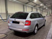 Gebraucht Skoda Octavia Ambition 105 PS (77 kW) 2014 Silber Kleinwagen
