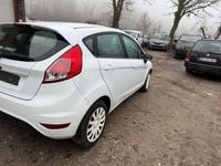 Gebraucht Ford Fiesta Trend 80 PS (58 kW) 2013 Frostweiß Kleinwagen
