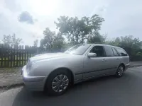 Usado Mercedes E200 136 CV (100 kW) 2000 Plateado Familiar