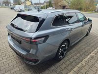 Gebraucht VW Passat R-line 150 PS (110 kW) 2025 Grau Kombi