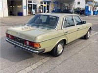Gebraucht Mercedes E230 136 PS (100 kW) 1982 Grün Limousine