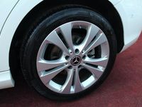 Gebraucht Mercedes B200 Style 156 PS (114 kW) 2018 Calcitweiss/zirrusweiss Van / Kleinbus