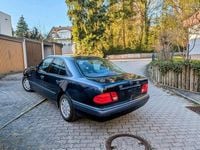 Używany Mercedes E200 136 KM (100 kW) 1999 Niebieski Sedan/Limuzyna