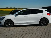 Gebraucht Ford Focus ST-Line 125 PS (91 kW) 2022 Frozen white Limousine