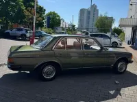 Gebraucht Mercedes E230 122 PS (89 kW) 1981 Grün Limousine
