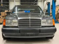 Używany Mercedes E300 180 KM (132 kW) 1990 Szary Sedan/Limuzyna