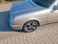 Gebraucht Mercedes 220 140 PS (102 kW) 1999 Gold Limousine