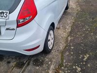 Gebraucht Ford Fiesta 75 PS (55 kW) 2012 Weiß Kleinwagen