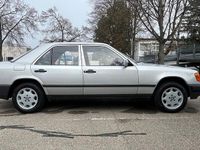 Gebraucht Mercedes 200 109 PS (80 kW) 1986 Silber Limousine