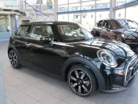 Gebraucht Mini Cooper Essential 136 PS (100 kW) 2023 Midnight black met. Kleinwagen