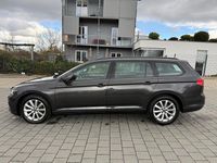 Gebraucht VW Passat 150 PS (110 kW) 2022 Grau Kombi