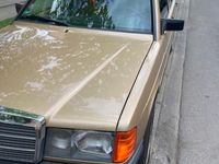 Gebraucht Mercedes 190 122 PS (89 kW) 1983 Gold Limousine