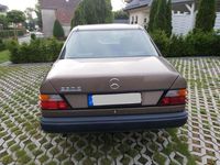 Gebraucht Mercedes E230 132 PS (97 kW) 1987 Gold Limousine