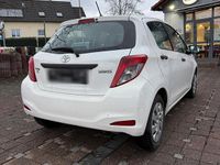 Gebraucht Toyota Yaris 69 PS (50 kW) 2012 Weiß Kleinwagen