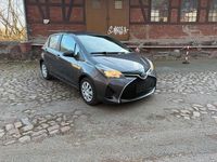 Gebraucht Toyota Yaris 73 PS (53 kW) 2016 Grau Limousine