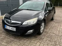 Używany Opel Astra 110 KM (80 kW) 2010 Czarny Sedan/Limuzyna