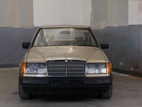 Gebraucht Mercedes E230 132 PS (97 kW) 1988 Gold Limousine