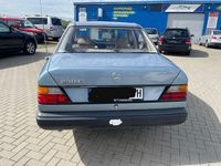 Gebraucht Mercedes E230 136 PS (100 kW) 1986 Blau Limousine