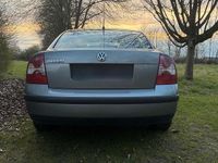 Gebraucht VW Passat 101 PS (74 kW) 2001 Grau Limousine